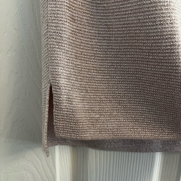 Banana Republic sleeveless turtleneck. - Picture 3 of 4